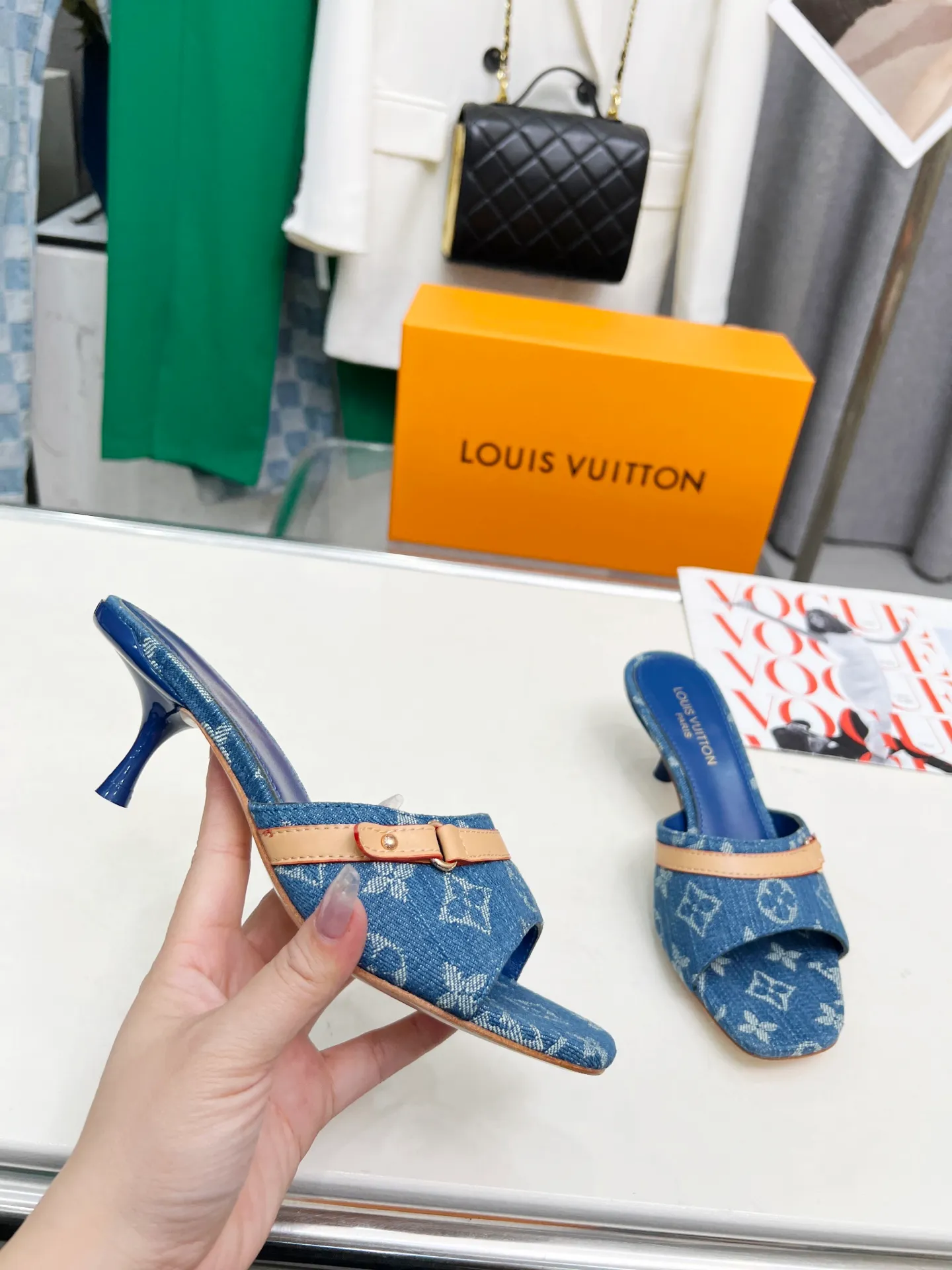 Factory direct sales👟👟Ex-factory price 440👟👟 LV new denim denim kitten heel slippers 2025 summer must-have for goddesses, original replica, super comfortable on the feet. Show off the queen's temperament, the heel height is 5.5CM, which shows your temperament without being tiring. Standard code: 35-42 (41 and 42 codes are customized, non-returnable and non-exchangeable)